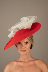 Beaune dish hat hostie hats